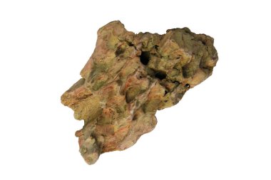 Sert ejderha taşı derin yarıklar ve doğal olarak aşınmış bir yüzey kesme yolu olan beyaz bir arka planda izole edilmiş.