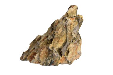 Keskin bir tepe ve karmaşık yüzey detaylarıyla beyaz arka planda izole edilmiş desenli ejderha taşı. İçerilen kırpma yolu