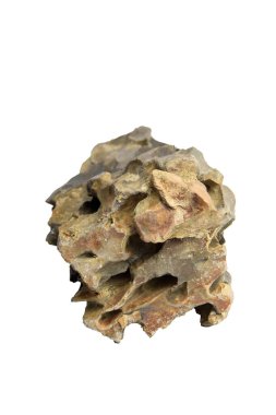 Küp şeklindeki ejderha taşı, yüksek desenli bir yüzeyi ve kesme yolu olan beyaz bir arka planda izole edilmiş organik desenleri var.