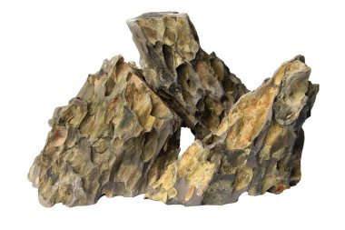 Yığılmış ejderha taşı kenarları pürüzlü ve doğal renk varyasyonları beyaz arka planda kırpma yolu ile izole edilmiş.