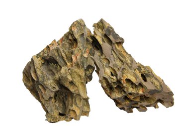 İki büyük ejderha taşı, pürüzlü yüzeyleri ve pürüzlü kenarları olan kesme yolu olan beyaz bir arka planda izole edilmiş.