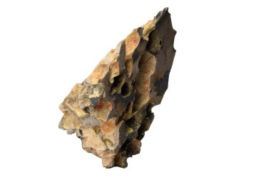 Gözenekli bir yapısı olan düzensiz şekilli ejderha taşı ve kesme yolu olan beyaz bir arka planda izole edilmiş kaba doku.