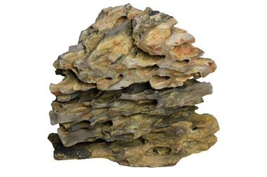 Katmanlı bir yapısı ve beyaz arka planda izole edilmiş toprak dokuları olan büyük ejderha taşı kayaları. Kırpma yolu dahil. Aquascaping, teraryumlar ve vivaryumlar için