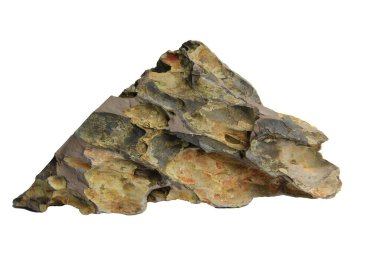 Derinlemesine oyulmuş dokuları ve kesme yolu olan beyaz bir arka planda izole edilmiş doğal toprak tonlarıyla üçgen ejderha taşı.