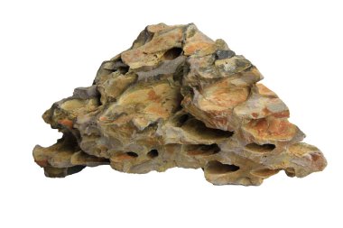 Gözenekli ejderha taşı, birden fazla yüzey boşluğu ve yıpranmış bir görünüme sahip beyaz arka planda izole edilmiş. İçerilen kırpma yolu