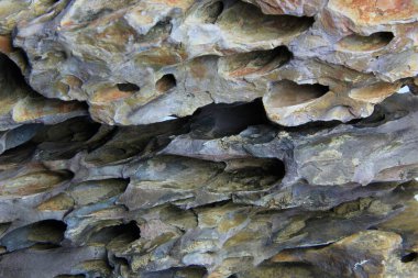 Katmanlı ejderha kaya oluşumu. Karmaşık mağaraları ve yarıkları var.