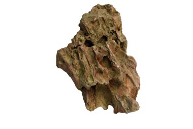 Yıpranmış ohko ejderha taşı parçası. Karmaşık delikleri ve keskin kenarları var. Kesme yolu olan beyaz bir arka planda izole edilmiş.