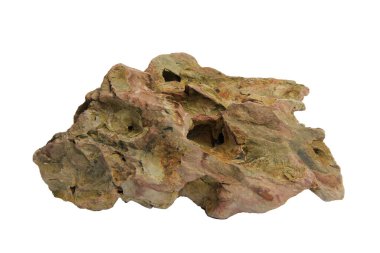 Derin yarıkları ve kesme yolu olan beyaz bir arka planda izole edilmiş katmanlı yüzeyi olan tek bir ejderha taşı kayasının detaylı görüntüsü.