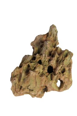 Derin oyukları ve düzensiz şekli olan engebeli kahverengi ejderha taşı kesme yolu olan beyaz bir arka planda izole edilmiş.