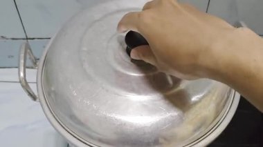 Geleneksel Asya usulü buğulanmış soya peyniri. Muz yapraklarına sarılmış. Buhar tenceresinin içinde..