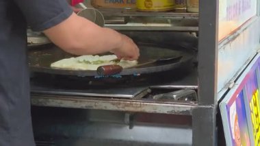 Endonezya ve Malezya 'nın geleneksel olarak sokak yemeği olarak sevilen popüler bir lezzet çerezi olan kıymalı soğan ve sebzelerle dolu yumurta martabak' ı yapmaya yakın plan. Yumurta martabak yapıyorum.