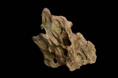 Dekorasyon için desenli ve gözenekli ejderha taşı. Kesme yolu olan siyah bir arkaplanda izole edilmiş.