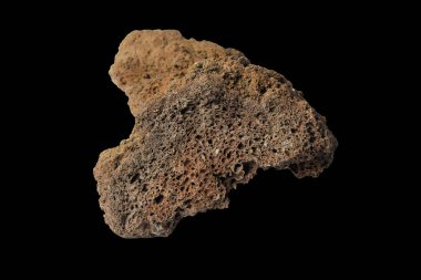 Siyah bir zemin üzerinde oldukça gözenekli bir yüzeye sahip düzensiz şekilli kırmızı lav kayası kırpma yolu ile izole edilmiş. Akvaryumlardaki biyolojik filtreler ve teraryumlar için.