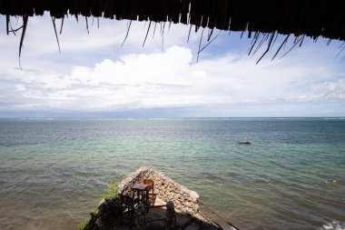 Deniz kenarındaki Pamen, Hint Okyanusu. Kenya, Mombasa, Afrika 'da bir otelde palmiye ağaçlarına tepeden bakan gün doğumu