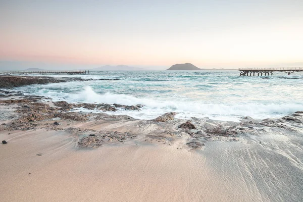 Прекрасное Утро Песчаном Пляже Длительное Воздействие Море Молочный Рассвет Тумане — стоковое фото