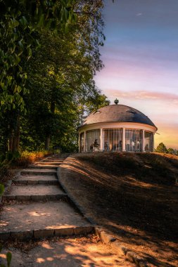 Tarihi manzara, Eyalet Parkı Hanau Wilhelmsbad, Hesse, Almanya 'da bir parkta tarihi binalar.