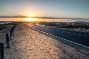 Corralejo 'nun kumullarında gün doğumu. Corralejo Ulusal Parkı üzerinde romantik gündoğumu, Kanarya Adaları, İspanya