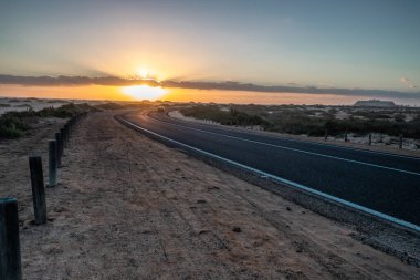 Corralejo 'nun kumullarında gün doğumu. Corralejo Ulusal Parkı üzerinde romantik gündoğumu, Kanarya Adaları, İspanya