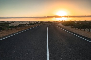 Corralejo 'nun kumullarında gün doğumu. Corralejo Ulusal Parkı üzerinde romantik gündoğumu, Kanarya Adaları, İspanya