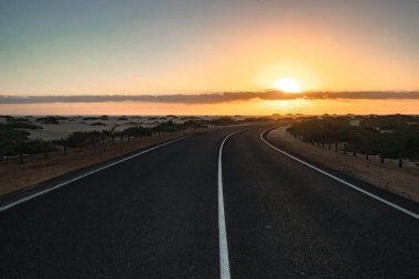Corralejo 'nun kumullarında gün doğumu. Corralejo Ulusal Parkı üzerinde romantik gündoğumu, Kanarya Adaları, İspanya