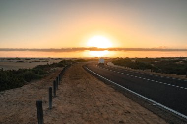 Corralejo 'nun kumullarında gün doğumu. Corralejo Ulusal Parkı üzerinde romantik gündoğumu, Kanarya Adaları, İspanya