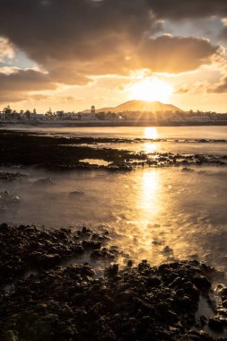 Playa Vista Lobos 'ta gün batımı, denizde uzun süre kalma, lav plajı Corralejo, Kanarya Adaları, İspanya