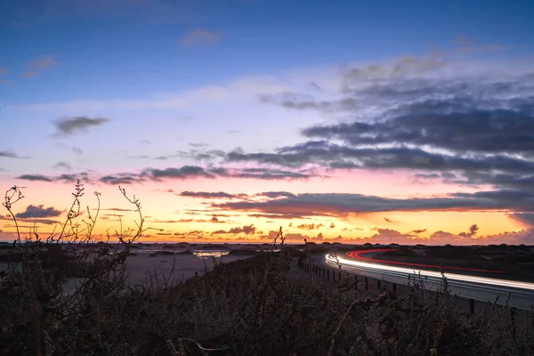 Corralejo 'nun kumullarında gün doğumu. Corralejo Ulusal Parkı üzerinde romantik gündoğumu, Kanarya Adaları, İspanya