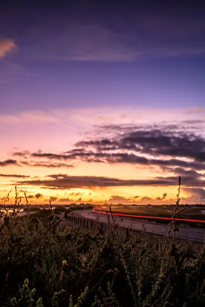 Corralejo 'nun kumullarında gün doğumu. Corralejo Ulusal Parkı üzerinde romantik gündoğumu, Kanarya Adaları, İspanya