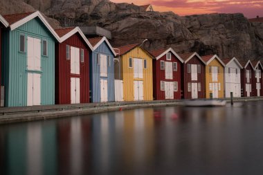 İsveç evleri, İsveç sisinde küçük renkli balıkçıların evleri. Arka planda kaya olan deniz kıyısında harika bir şehir.