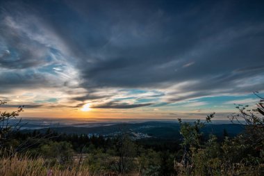 Hayatımda gördüğüm en güzel günbatımlarından biri, bir vadide sakin bir su deposu, yeşil ve bölgede bir orman. Güneş gölde güzel bir şekilde batıyor ve her şey suya yansıyor.