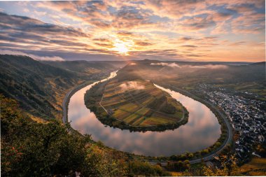 Almanya 'da güzel bir nehir olan Moselle döngüsü 180 derece döngü yapar. Üzüm bağları, güzel manzaralar, sabahleyin ışıklar...
