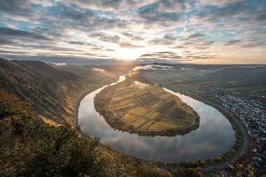 Almanya 'da güzel bir nehir olan Moselle döngüsü 180 derece döngü yapar. Üzüm bağları, güzel manzaralar, sabahleyin ışıklar...