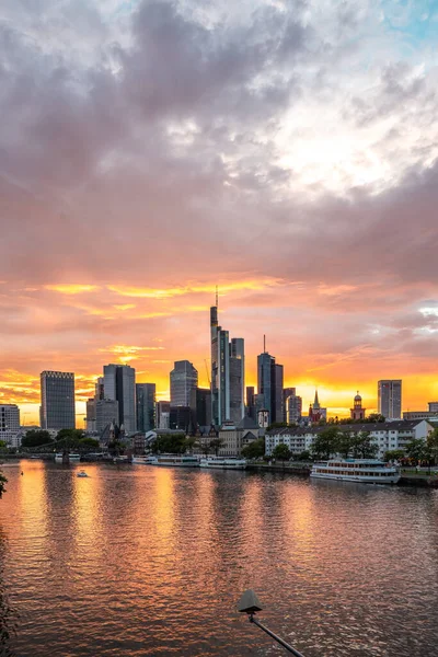 Main Met Skyline Van Frankfurt Avond Bij Zonsondergang Mooi Overzicht — Stockfoto