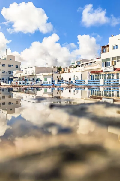 Casas Brancas Típicas Bonitas Frente Mar Porto Corralejo Pela Manhã — Fotografia de Stock