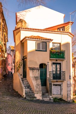 Tarihi Alfama kasabasında güzel dar sokaklar, evler ve dükkanlar. Akdeniz, Lizbon, Portekiz
