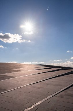 MAAT Sanat, Mimarlık ve Teknoloji Müzesi. Arka planda Tagus Nehri ve 25 Nisan Köprüsü var. Scooter 'lar park edilmiş..