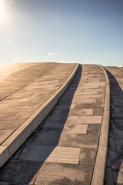 MAAT Sanat, Mimarlık ve Teknoloji Müzesi. Arka planda Tagus Nehri ve 25 Nisan Köprüsü var. Scooter 'lar park edilmiş..