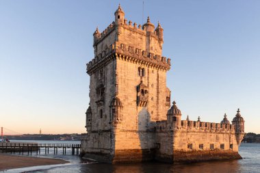 Tagus kıyısında Torre de Belm, günbatımında tarihi gözetleme kulesi. Eski Lizbon Kasabası, Portekiz, insanlar boş