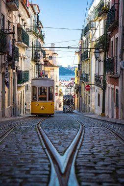 Elevador da Bica bir tramvay, ya da asansör, boy farkının üstesinden gelmek için. Lizbon, Portekiz 'deki eski cadde ve binalar