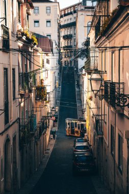 Elevador da Bica bir tramvay, ya da asansör, boy farkının üstesinden gelmek için. Lizbon, Portekiz 'deki eski cadde ve binalar