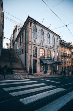 Tarihi Alfama kasabasında güzel dar sokaklar, evler ve dükkanlar. Akdeniz, Lizbon, Portekiz