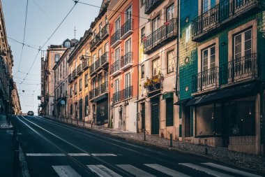 Tarihi Alfama kasabasında güzel dar sokaklar, evler ve dükkanlar. Akdeniz, Lizbon, Portekiz