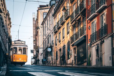 Elevador da Bica bir tramvay, ya da asansör, boy farkının üstesinden gelmek için. Lizbon, Portekiz 'deki eski cadde ve binalar