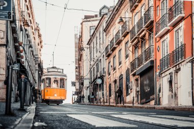 Elevador da Bica bir tramvay, ya da asansör, boy farkının üstesinden gelmek için. Lizbon, Portekiz 'deki eski cadde ve binalar