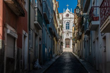 Tarihi Alfama kasabasında güzel dar sokaklar, evler ve dükkanlar. Akdeniz, Lizbon, Portekiz