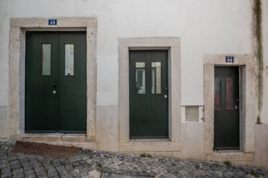 Tarihi Alfama kasabasında güzel dar sokaklar, evler ve dükkanlar. Akdeniz, Lizbon, Portekiz