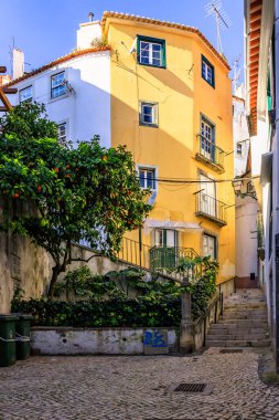 Tarihi Alfama kasabasında güzel dar sokaklar, evler ve dükkanlar. Akdeniz, Lizbon, Portekiz