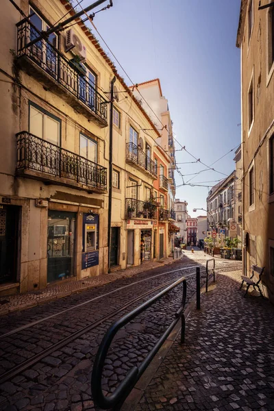 Gyönyörű Szűk Utcák Házak Üzletek Történelmi Óvárosban Alfama Mediterrán Térség — Stock Fotó