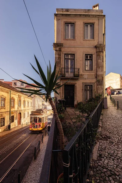 Die Legendäre Gelbe Straßenbahn Fährt Der Altstadt Von Lissabon Der — Stockfoto
