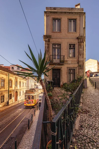 Legendarische Gele Tram Rijdt Het Oude Centrum Van Lissabon Alfama — Stockfoto